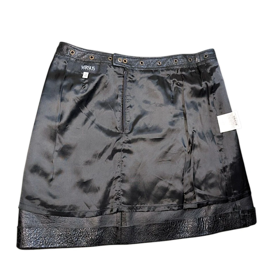 Minifalda de cuero Versus by Gianni Versace 32/46 vintage años 90 hecha en Italia Foto 3 de 4