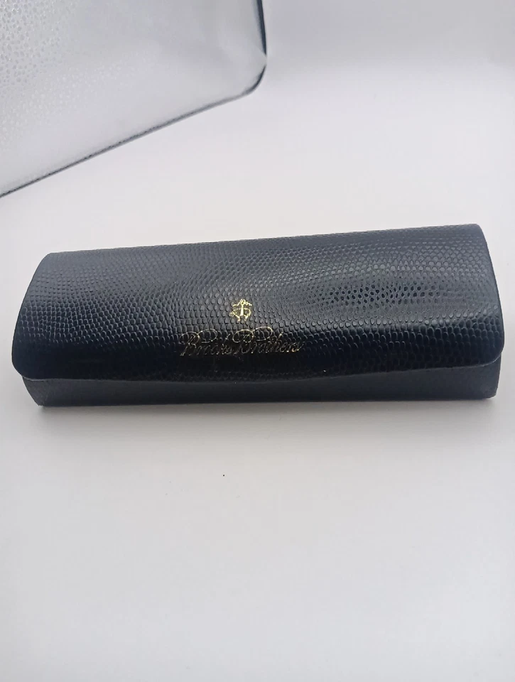 Estuche rígido para ojos Brooks Brothers, textura de piel de serpiente azul marino/oro logotipo Foto 2 de 4