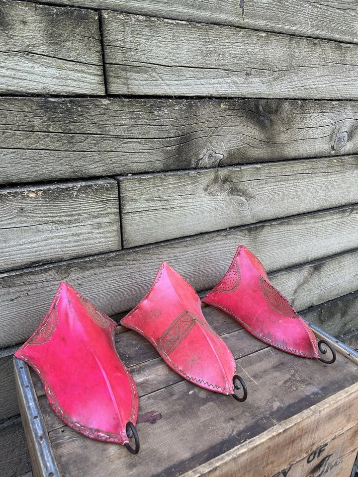 Três Arandelas de Couro RARAS Arte de Parede Quadro de Ferro Africano Marroquino Tribal MCM Antigo - Imagem 2 de 4