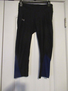 Women's Under Armour compression heat gear capris  size M black & purple