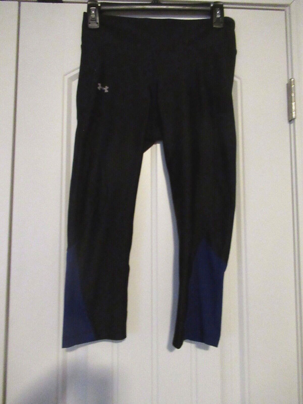 Women's Under Armour compression heat gear capris  size M black & purple
