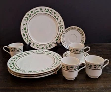 Vintage 1987 Royal Limited Holly Holiday 12 Piece Dinnerware Set Japan