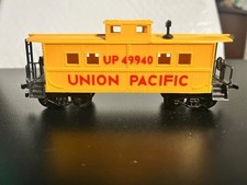 Lot 950 - HO Railroad Train Cars and Cabooses