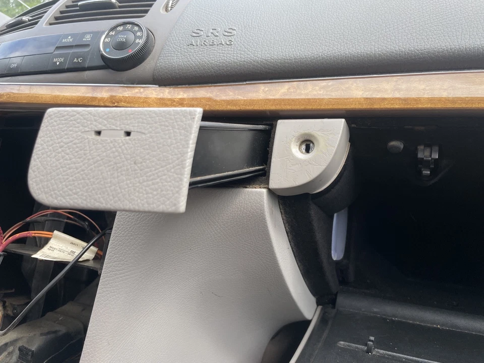 Bandeja de almacenamiento compartimento de almacenamiento para tablero Mercedes W211 E350 E63 AMG 2003-2009 FABRICANTE DE EQUIPOS ORIGINALES Foto 3 de 4