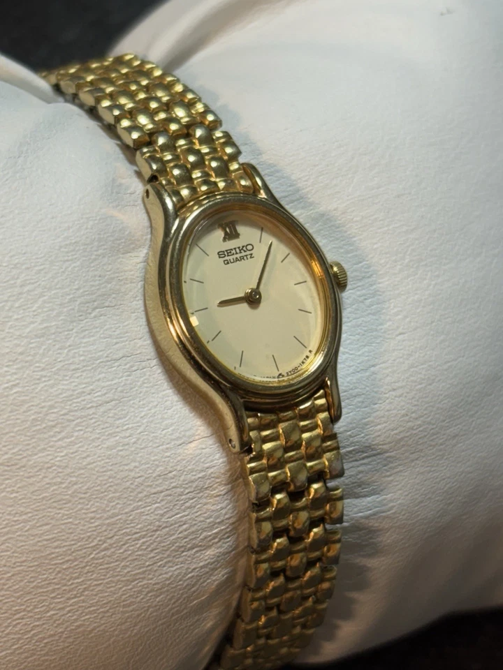 Reloj Pulsera Seiko Mujer Vintage Ovalado Tono Dorado Damas Cuarzo Esfera Beige Foto 3 de 4