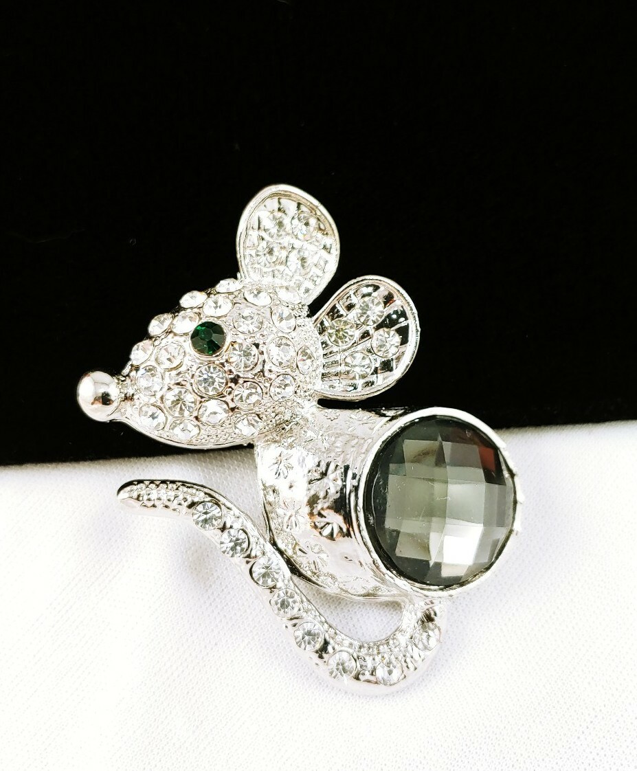 BROCHE PLAQUE OR SOURIS ÉMAILLÉE GRISE OEIL ROUGE BRILLANT - Jolie Pièce Unique