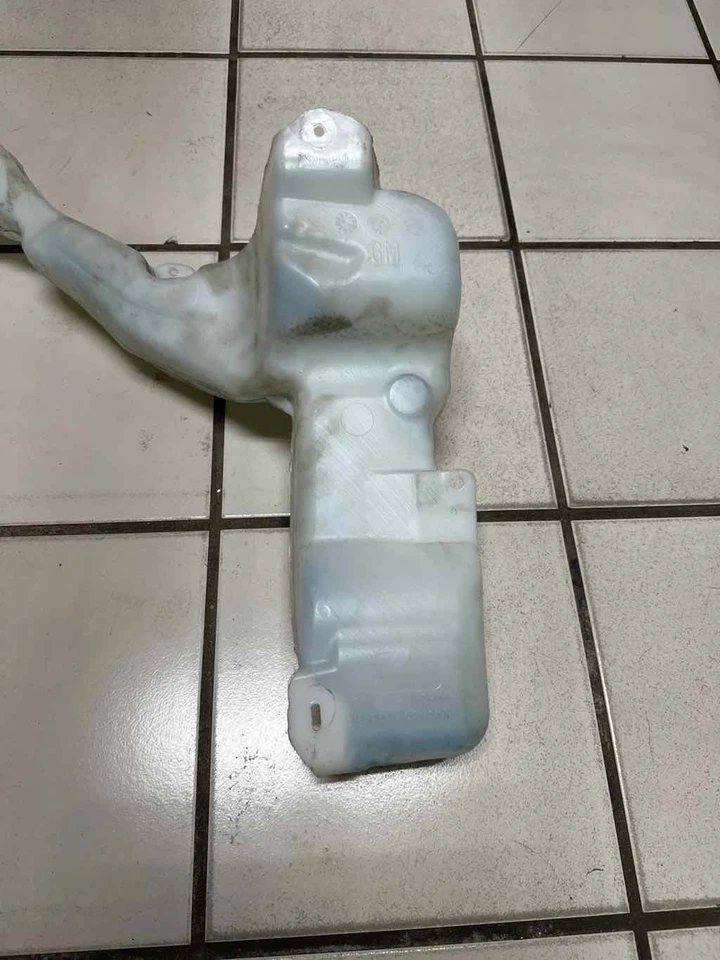 Chevrolet Equinox washer bottle 2018 to 2023 tank reservoir assy OEM 84265495 - Image 2 of 4