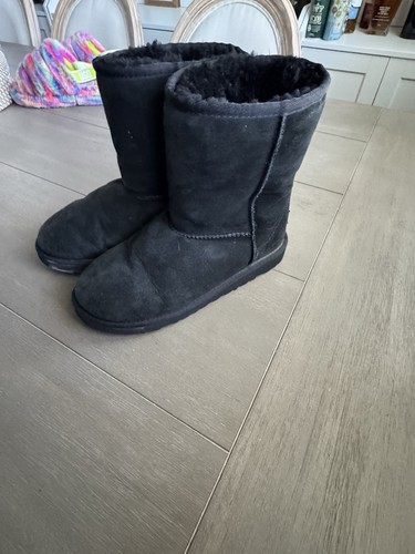 UGG Australia Classic Short II Woman/Older Girls Boots Size 4 US- Black - Picture 3 of 7