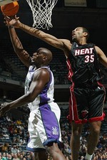 Anthony Mason Milwaukee Bucks shoots a reverse layup over Malik A- 2002 Photo
