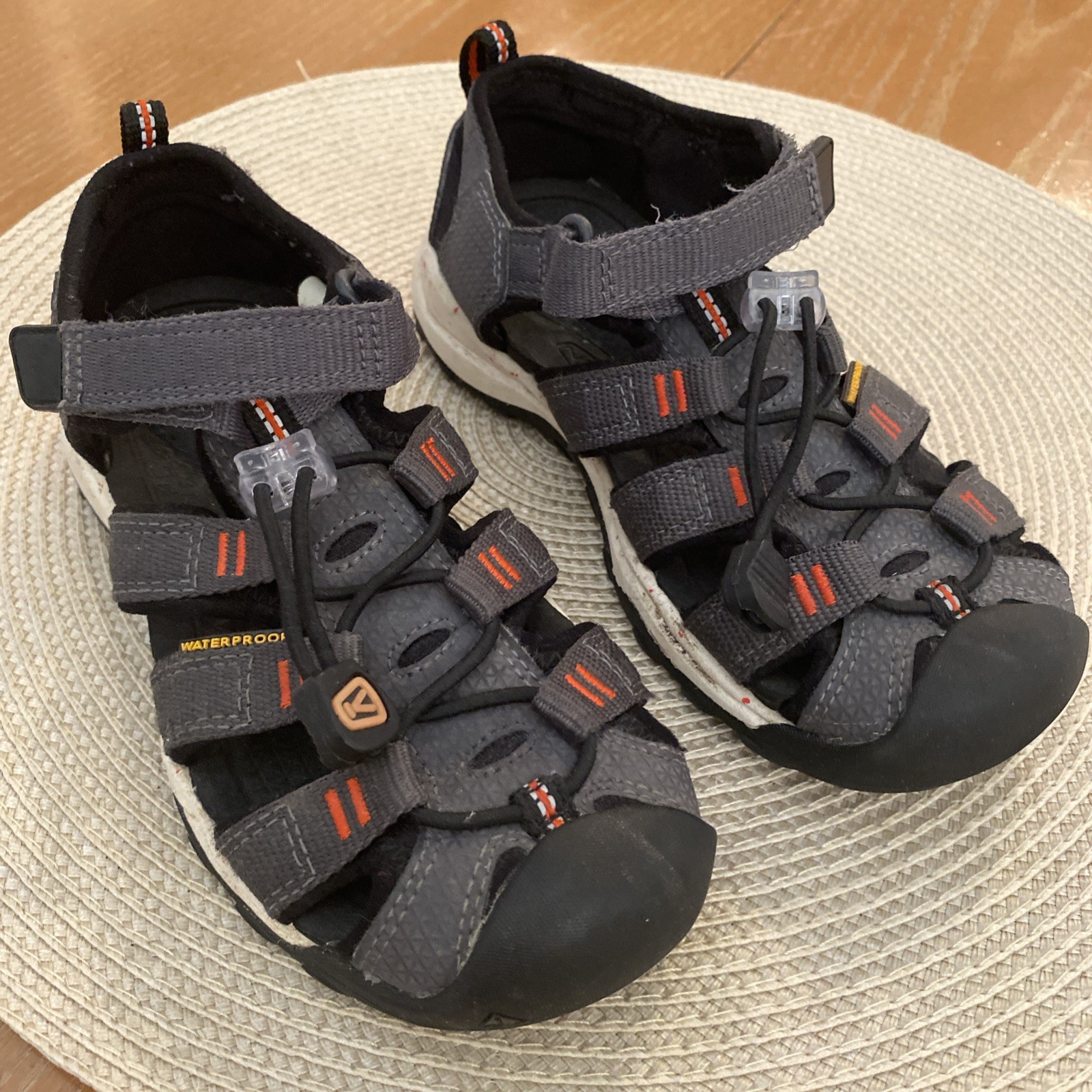 Sandali impermeabili Keen ragazzi bambini taglia 12 grigi BLK gancio e passante toggle outdoor