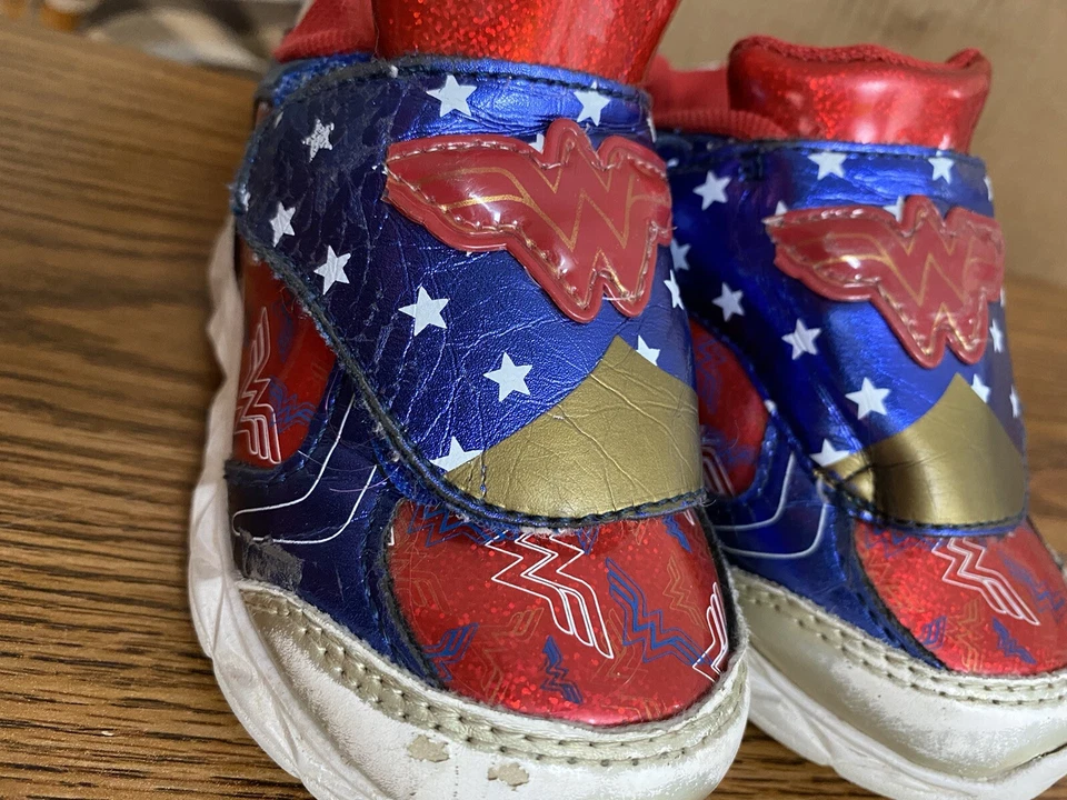 wonder woman shoes Size 7 - Image 2 of 4
