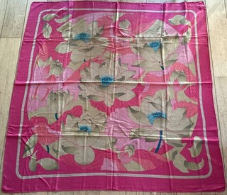 Hermès Foulard carré chale en cachemire et soie Fleurs de lotus 140 cm