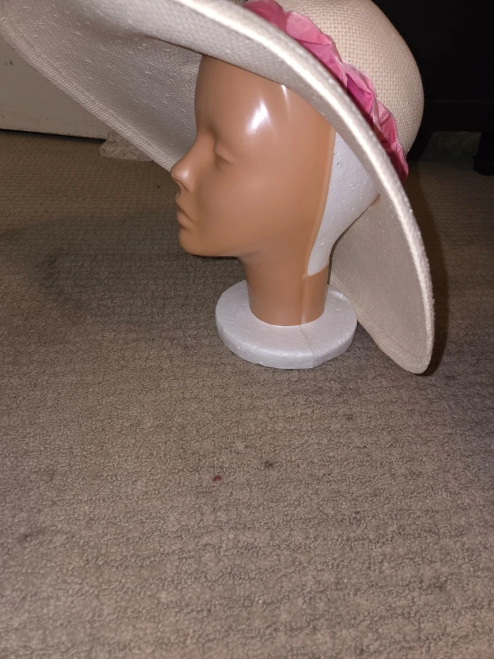 Sombrero de mimbre blanco usado propiedad de Vivien Leigh con flores del estilista Sydney Guilaroff Foto 4 de 4