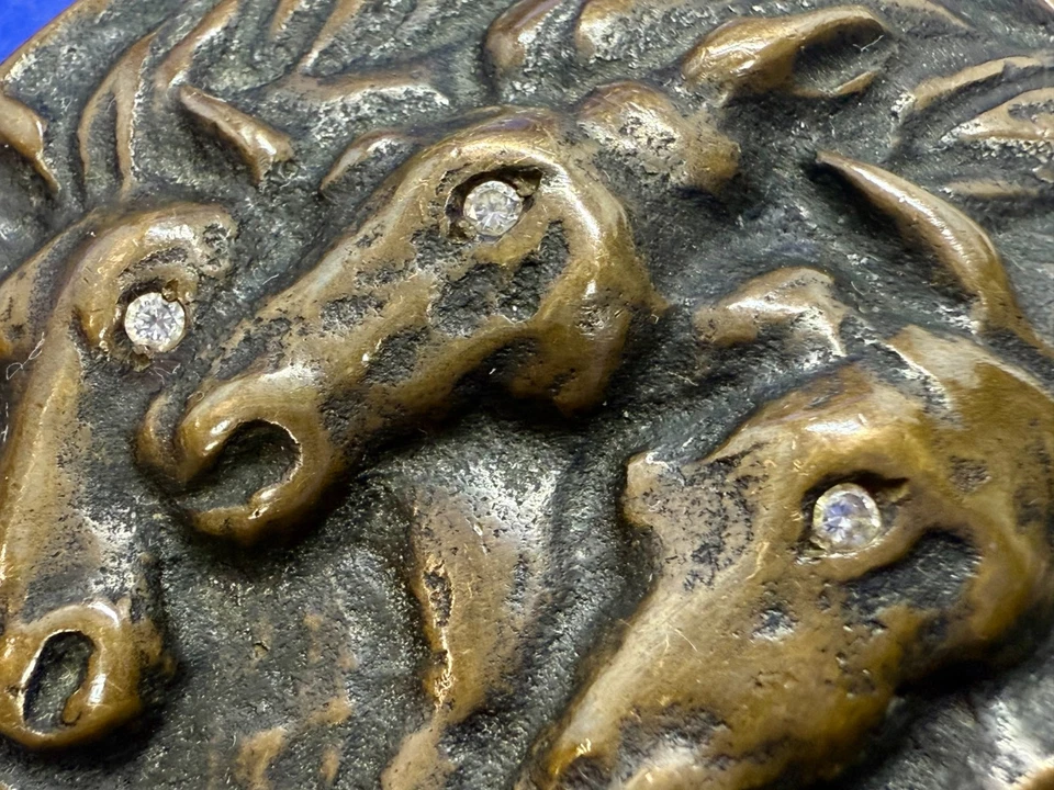 Pharaoh's Horses 1974 latón macizo Tech Etch Guild, Inc. hebilla de cinturón ojos con joyas Foto 3 de 4