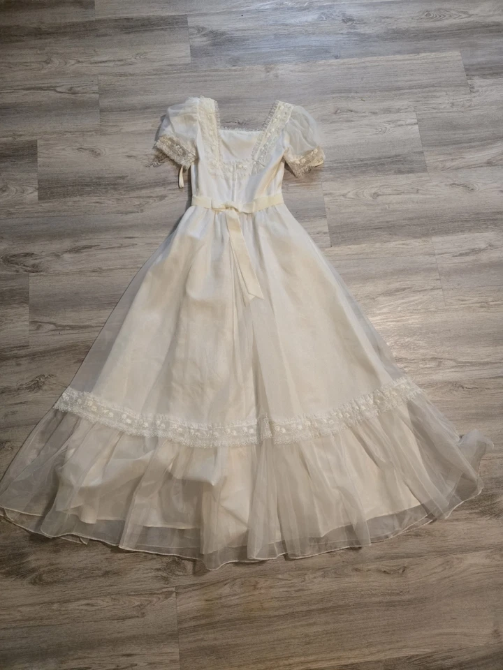 Vestido Nadine Vintage Anos 70 Tamanho P Creme Marfim Babado Baile de Formatura/Casamento Renda ILGWU  - Imagem 2 de 4