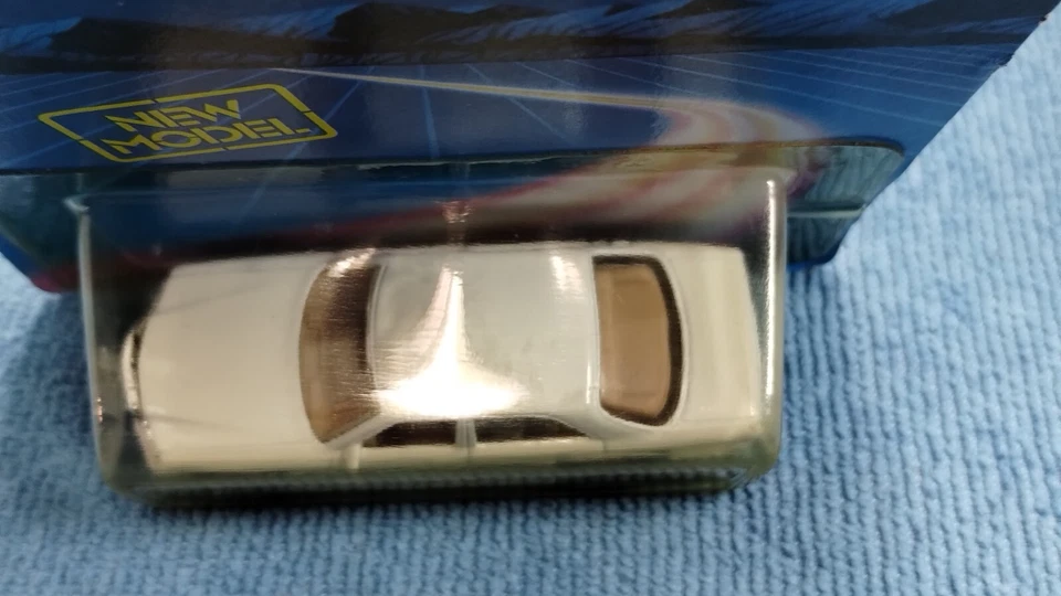 HOT WHEELS Vintage Speed Fleet New Model Mercedes 380 SEL W/Dog Unpunched Card! - Image 4 of 4