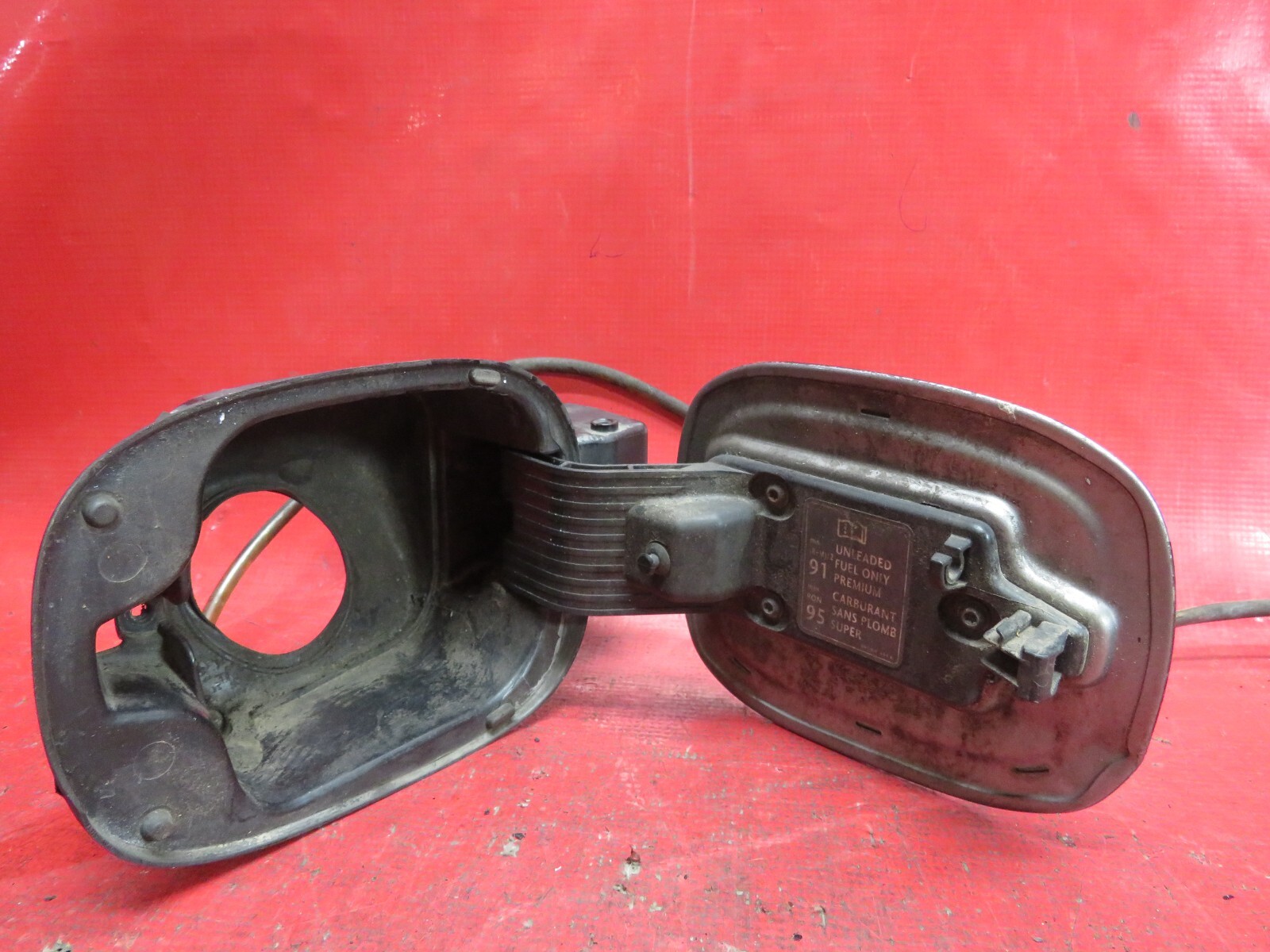 2006 BENTLEY FLYING SPUR FUEL TANK DOOR