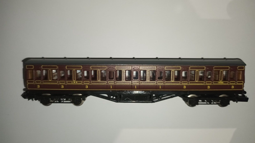 0606 Graham Farish n 57ft suburban non-corridor 1st/3rd 16093 lms crimson