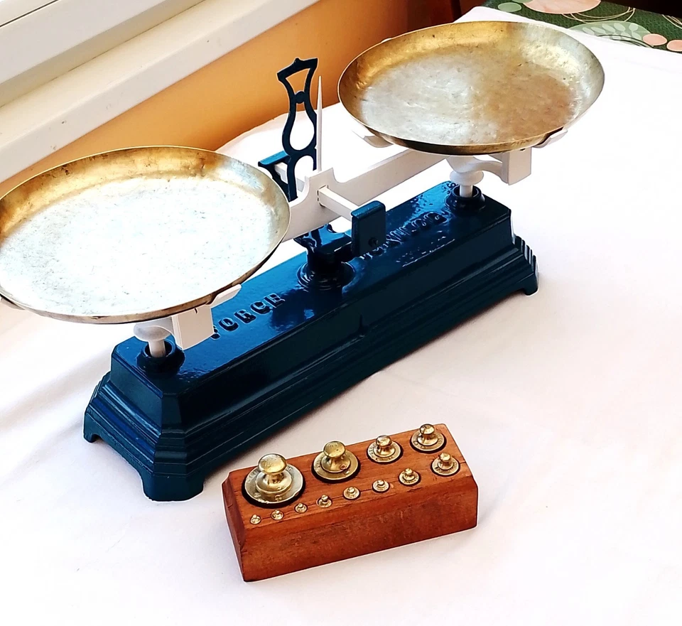 Balance ancienne type Roberval Force 10 kg avec sa boite de 12 poids - Photo 2/4