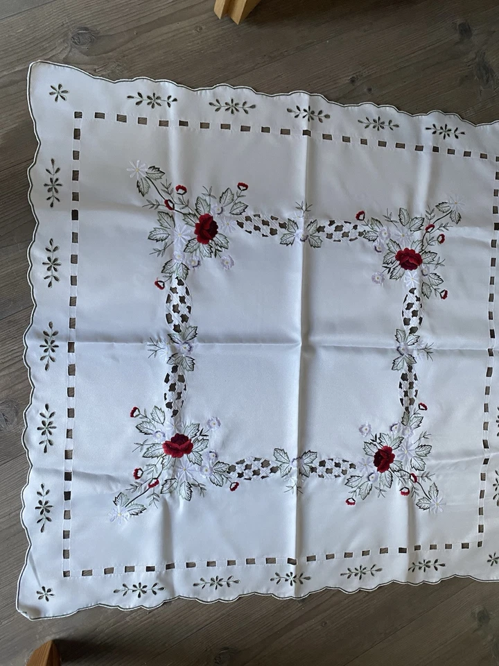 Tischdecke weiß mit Stickerei
