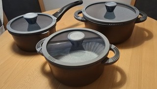 Crofton Aluguss Kochtopf Sets 20 24 und Stielkasserolle 18 cm mit Glasdeckel