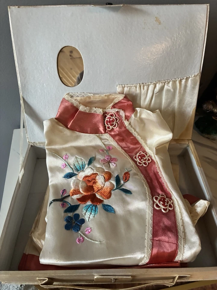 Roupa bordada de cetim chinesa vintage infantil – marfim e rosa rosa conjunto na caixa - Imagem 2 de 4