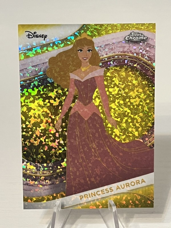Princess Aurora Yellow Mini Diamonds Topps Chrome 2025