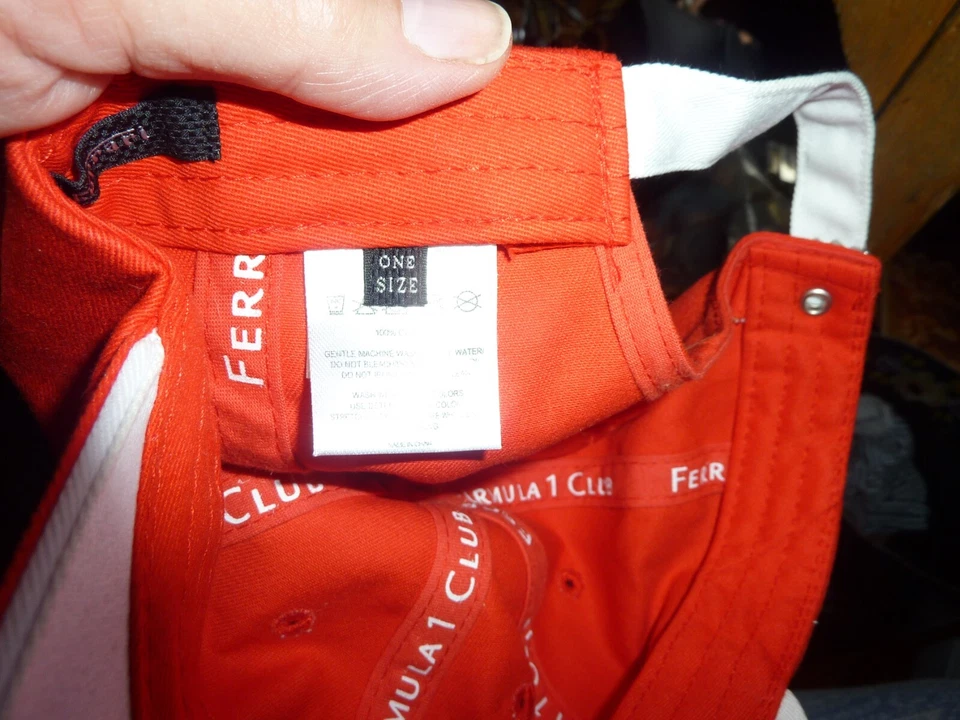 Boné de beisebol Ferrari Formula 1 Club com óculos de sol integrados - Imagem 4 de 4