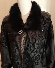 Cappotto lapin rovesciato ricamato.  Pelliccia vera colore nero donna