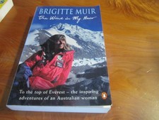 S/C BOOK THE WIND IN MY HAIR BRIGITTE MUIR 2002   ** GREAT *** MUST SEE ***