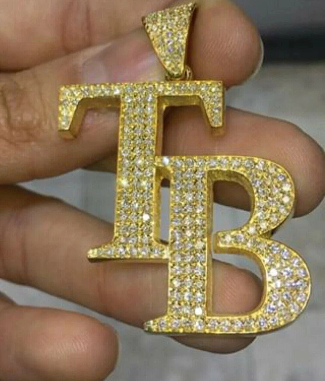 Colgante con nombre personalizado de diamantes creados en laboratorio de 1,90 quilates enchapados en oro amarillo de 14 k para hombre