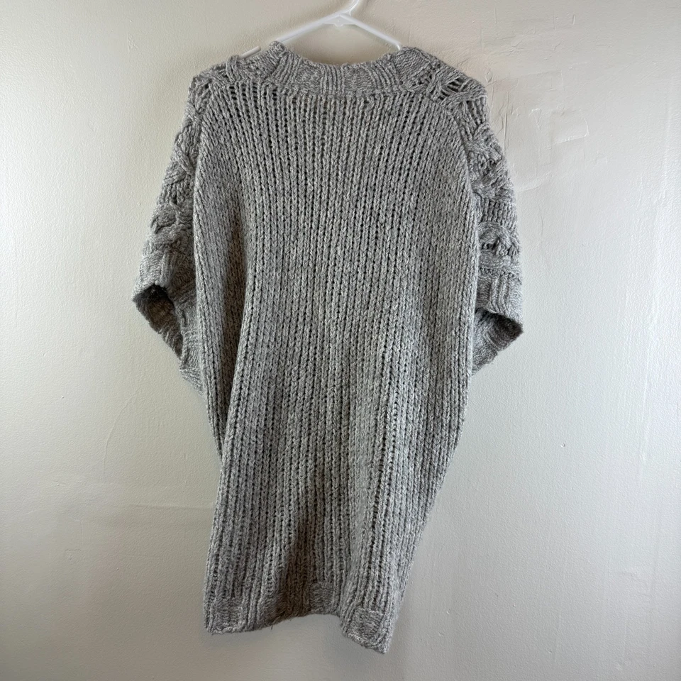 Suéter tejido con cable gris envolvente cruzado Sleeping On Snow Anthropologie talla M/L Foto 4 de 4