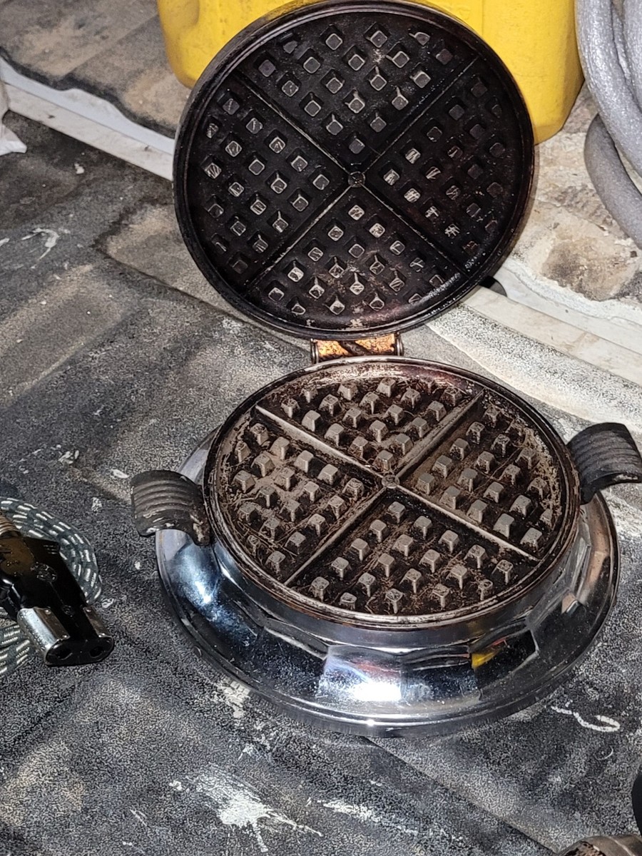 Antique Chicago Electric Mfg Co. Handy Hot Electric Waffle Iron