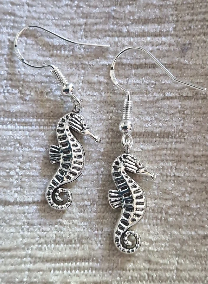 Pendientes colgantes con dije de caballito de mar de plata tibetana en anzuelos de plata 925 estampados Foto 2 de 3