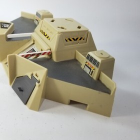 Vintag 1995 Lewis Galoob Micro Machines Light Tower Military Night Attack Bunker