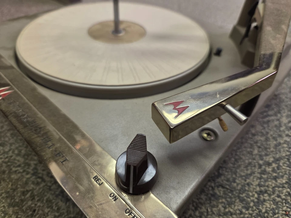 Tocadiscos Motorola SK32 Deluxe (VM29RC Motorola Inc. ex Galvin Mfg. Co. Chicago) Foto 2 de 4