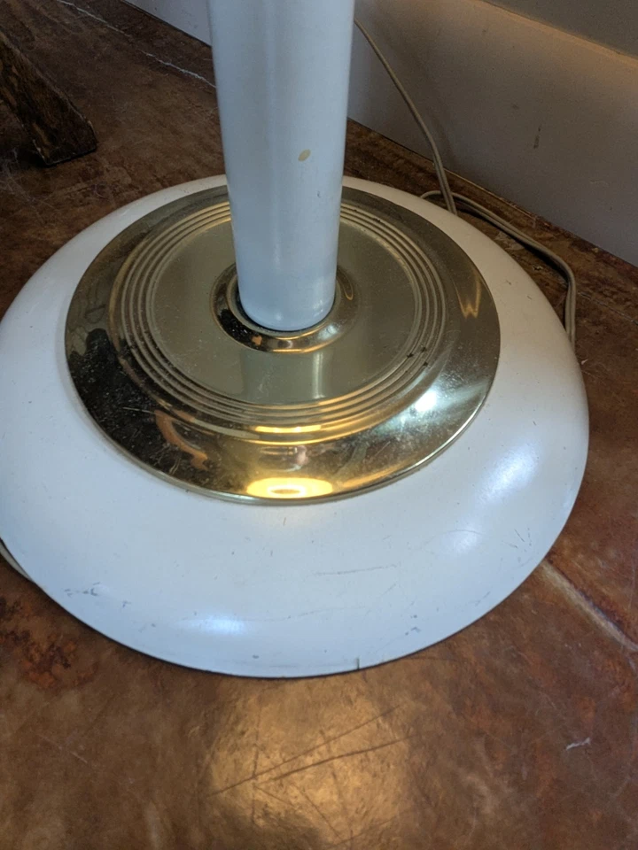 Lámpara de Pie De Colección Francesa Blanca MCM Metal Toleware Luz Vidrio Leche Diseño Dorado Foto 4 de 4