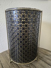 Cesta de basura vintage MCM retro malla de celosía de metal negro e inserción dorada