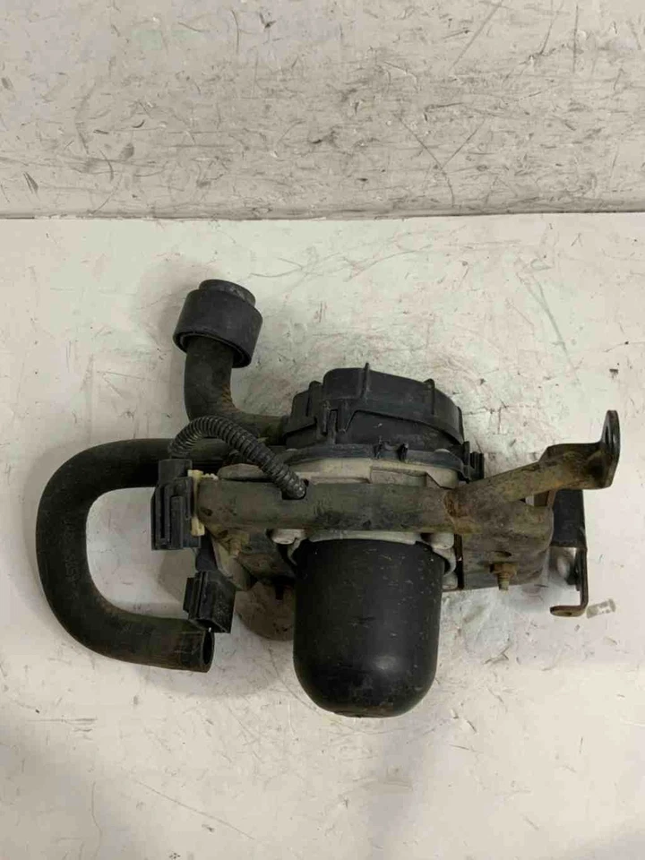 Bomba de ar 99-02 Ford Mustang XR3Z9A486AA UnderRHFender 3.8L 6C 4SpdAT RWD 341-361 - Imagem 2 de 4