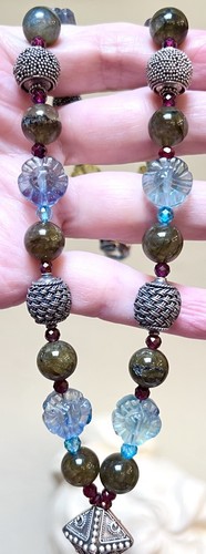 WUNDERSCHÖNE Sterling Silber Labradorit, Granat, geschnitzter Fluorit Mondstein Halskette - Bild 10 von 20