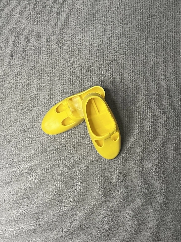 Muñeca Chrissy Ideal de Colección Zapatos con Correa en T Juguete Amarillo Años 70 Foto 2 de 4