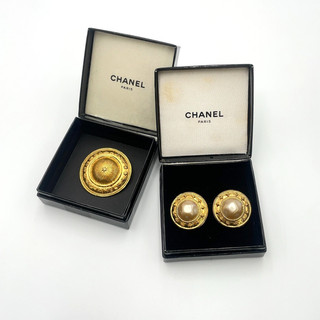 Auth Chanel Logo Medallion Brooch 1164/Pearl Earrings Engraved W/Box BA020315