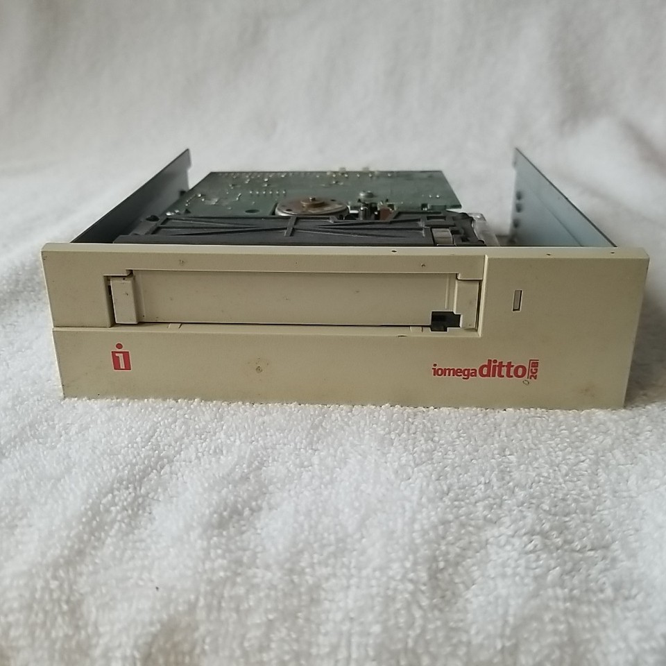 Vintage Iomega Ditto 2GB Internal Tape Backup Drive IO2000Wi Beige 5.25″