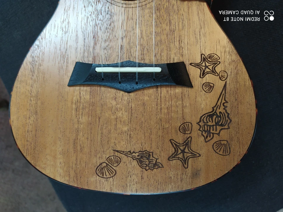 Ukelele de madera maciza con incrustación grabado 27" con raya estilo rayo Foto 3 de 4