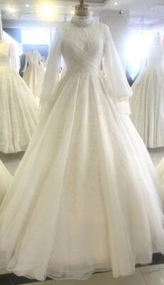 Exklusives Brautkleid 2023 - federleicht, elegant, figurfreundlich