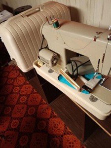 Sears Kenmore (VINTAGE) Sewing Machine Model 1225 Foot Pedal Case & Attachments