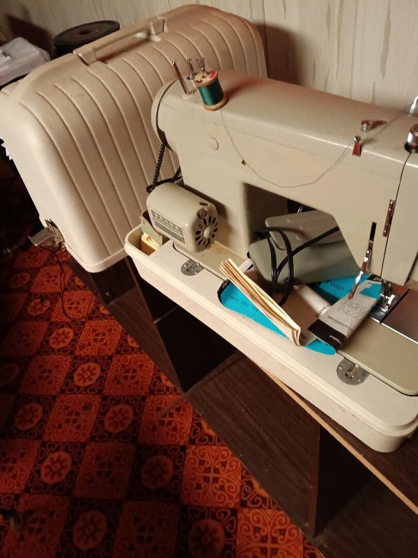 Sears Kenmore (VINTAGE) Sewing Machine Model 1225 Foot Pedal Case & Attachments