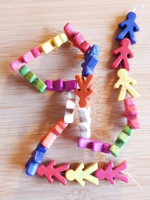 8 x Bunte Howlith Perlen Fädeln Beads Spacer Deko Synthetisch Junge Mann 23mm