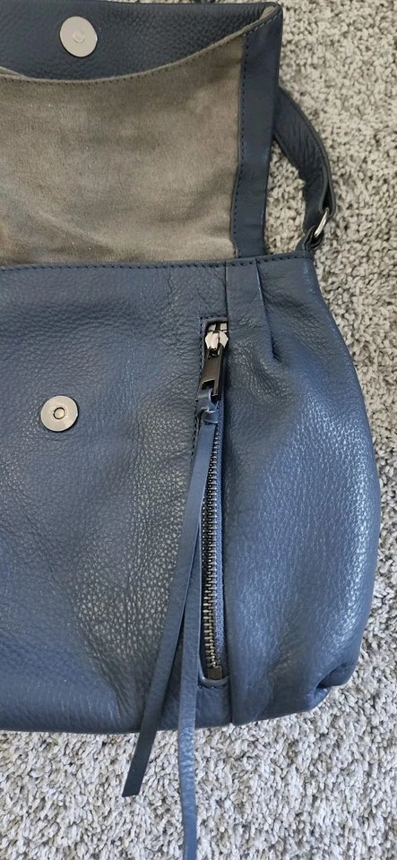 Bolso Bandolera Vince Camuto $189 Cuero Guijarro Solapa Frontal A Presión Azul Foto 2 de 4