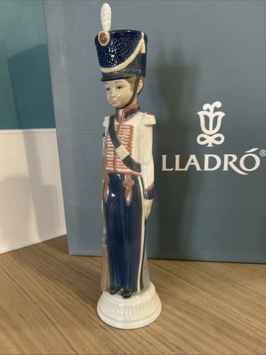 LIadro, "Cadet Soldier with Sword" Figurine # 5404, Retired 1986 - Picture 9 of 22